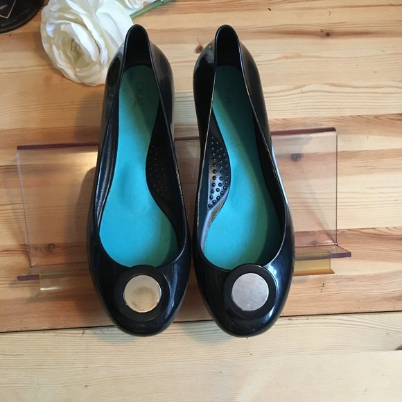OKA B Black Shiny Patent Rubber Ballet Flats - Picture 2 of 9